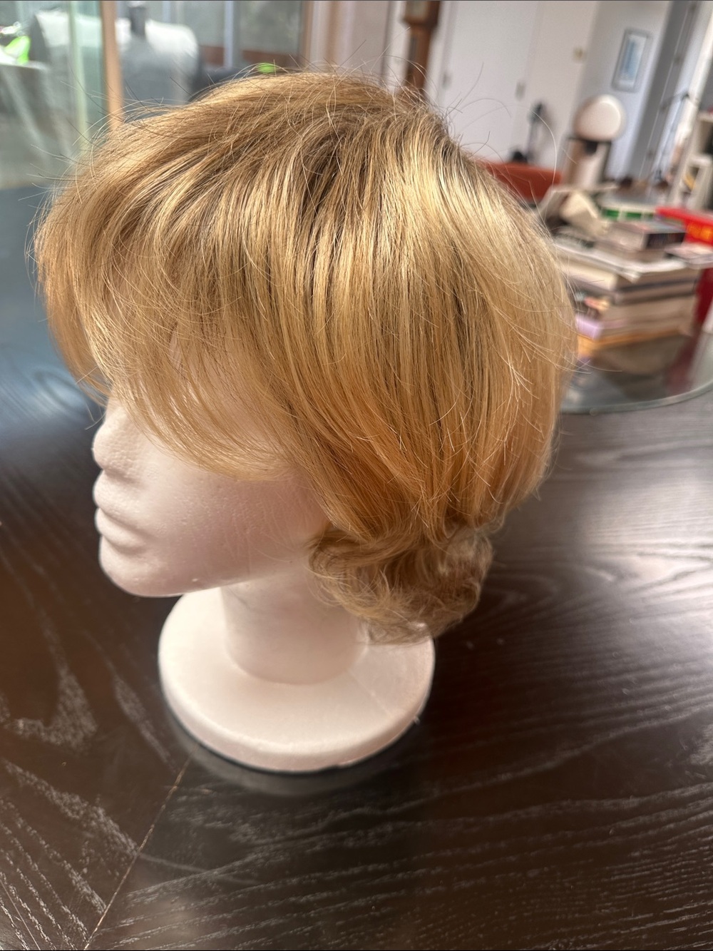 Short Layered Women's Wig in Honey Blonde — Soft Volume Fashion Wig